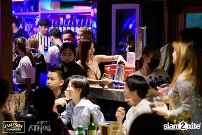 ภาพบรรยากาศ Ink​ Waruntorn​ Feat.​ Pod​ Moderndog Special Concert ที่ร้าน Atmos On Top — photo 77