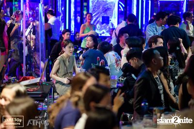 ภาพบรรยากาศ Ink​ Waruntorn​ Feat.​ Pod​ Moderndog Special Concert ที่ร้าน Atmos On Top — photo 79
