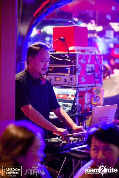 ภาพบรรยากาศ Ink​ Waruntorn​ Feat.​ Pod​ Moderndog Special Concert ที่ร้าน Atmos On Top — photo 82