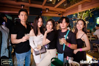ภาพบรรยากาศ Ink​ Waruntorn​ Feat.​ Pod​ Moderndog Special Concert ที่ร้าน Atmos On Top — photo 83