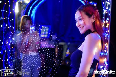 ภาพบรรยากาศ Ink​ Waruntorn​ Feat.​ Pod​ Moderndog Special Concert ที่ร้าน Atmos On Top — photo 94