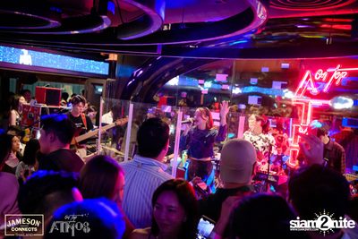 ภาพบรรยากาศ Ink​ Waruntorn​ Feat.​ Pod​ Moderndog Special Concert ที่ร้าน Atmos On Top — photo 100