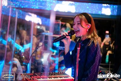 ภาพบรรยากาศ Ink​ Waruntorn​ Feat.​ Pod​ Moderndog Special Concert ที่ร้าน Atmos On Top — photo 101