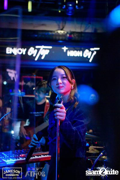 ภาพบรรยากาศ Ink​ Waruntorn​ Feat.​ Pod​ Moderndog Special Concert ที่ร้าน Atmos On Top — photo 102
