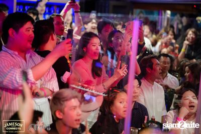 ภาพบรรยากาศ Ink​ Waruntorn​ Feat.​ Pod​ Moderndog Special Concert ที่ร้าน Atmos On Top — photo 103