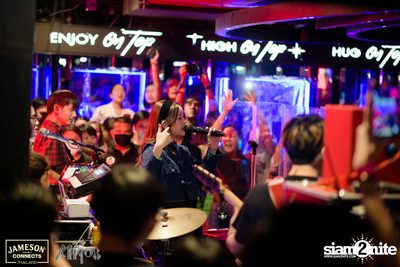ภาพบรรยากาศ Ink​ Waruntorn​ Feat.​ Pod​ Moderndog Special Concert ที่ร้าน Atmos On Top — photo 104