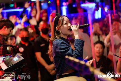 ภาพบรรยากาศ Ink​ Waruntorn​ Feat.​ Pod​ Moderndog Special Concert ที่ร้าน Atmos On Top — photo 108