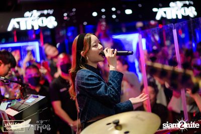 ภาพบรรยากาศ Ink​ Waruntorn​ Feat.​ Pod​ Moderndog Special Concert ที่ร้าน Atmos On Top — photo 109