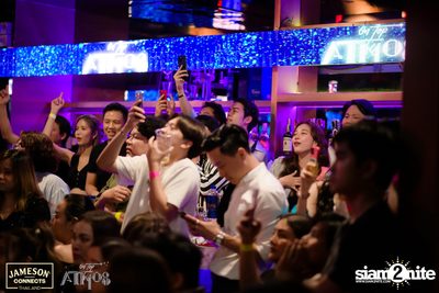 ภาพบรรยากาศ Ink​ Waruntorn​ Feat.​ Pod​ Moderndog Special Concert ที่ร้าน Atmos On Top — photo 111