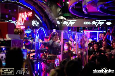 ภาพบรรยากาศ Ink​ Waruntorn​ Feat.​ Pod​ Moderndog Special Concert ที่ร้าน Atmos On Top — photo 112