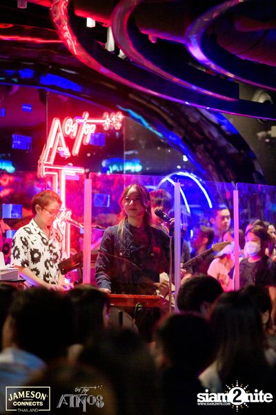 ภาพบรรยากาศ Ink​ Waruntorn​ Feat.​ Pod​ Moderndog Special Concert ที่ร้าน Atmos On Top — photo 113