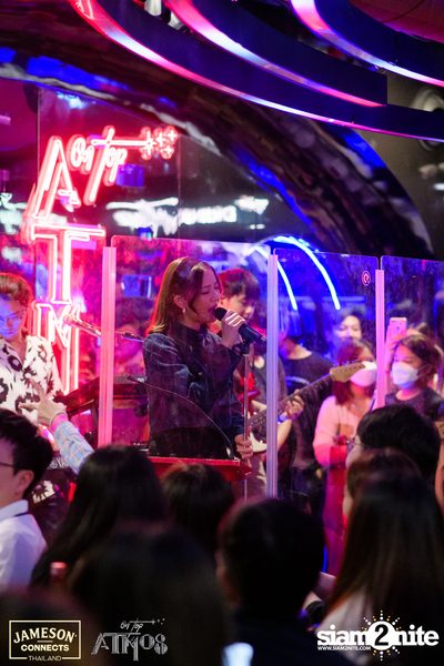 ภาพบรรยากาศ Ink​ Waruntorn​ Feat.​ Pod​ Moderndog Special Concert ที่ร้าน Atmos On Top — photo 114