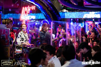 ภาพบรรยากาศ Ink​ Waruntorn​ Feat.​ Pod​ Moderndog Special Concert ที่ร้าน Atmos On Top — photo 115