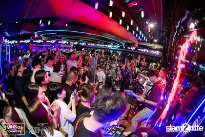 ภาพบรรยากาศ Ink​ Waruntorn​ Feat.​ Pod​ Moderndog Special Concert ที่ร้าน Atmos On Top — photo 116