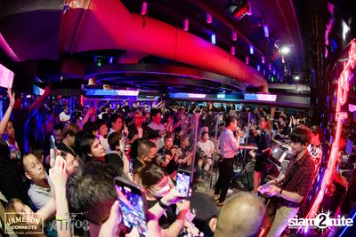 ภาพบรรยากาศ Ink​ Waruntorn​ Feat.​ Pod​ Moderndog Special Concert ที่ร้าน Atmos On Top — photo 117