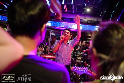ภาพบรรยากาศ Ink​ Waruntorn​ Feat.​ Pod​ Moderndog Special Concert ที่ร้าน Atmos On Top — photo 118