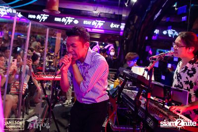 ภาพบรรยากาศ Ink​ Waruntorn​ Feat.​ Pod​ Moderndog Special Concert ที่ร้าน Atmos On Top — photo 119