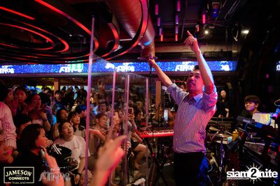 ภาพบรรยากาศ Ink​ Waruntorn​ Feat.​ Pod​ Moderndog Special Concert ที่ร้าน Atmos On Top — photo 123