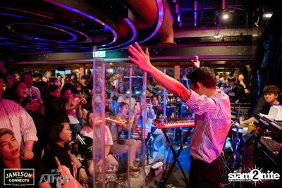 ภาพบรรยากาศ Ink​ Waruntorn​ Feat.​ Pod​ Moderndog Special Concert ที่ร้าน Atmos On Top — photo 124