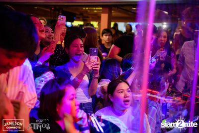 ภาพบรรยากาศ Ink​ Waruntorn​ Feat.​ Pod​ Moderndog Special Concert ที่ร้าน Atmos On Top — photo 125