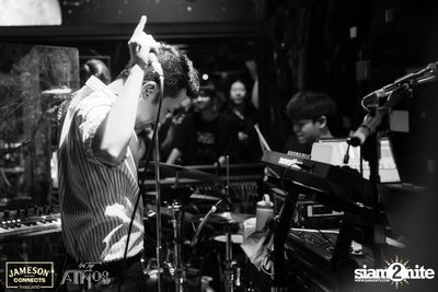 ภาพบรรยากาศ Ink​ Waruntorn​ Feat.​ Pod​ Moderndog Special Concert ที่ร้าน Atmos On Top — photo 126