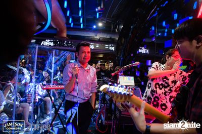 ภาพบรรยากาศ Ink​ Waruntorn​ Feat.​ Pod​ Moderndog Special Concert ที่ร้าน Atmos On Top — photo 127