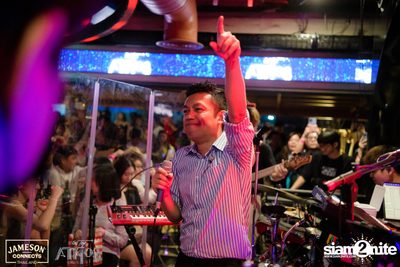 ภาพบรรยากาศ Ink​ Waruntorn​ Feat.​ Pod​ Moderndog Special Concert ที่ร้าน Atmos On Top — photo 128