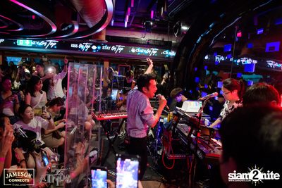 ภาพบรรยากาศ Ink​ Waruntorn​ Feat.​ Pod​ Moderndog Special Concert ที่ร้าน Atmos On Top — photo 129