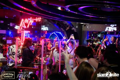 ภาพบรรยากาศ Ink​ Waruntorn​ Feat.​ Pod​ Moderndog Special Concert ที่ร้าน Atmos On Top — photo 132