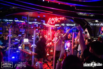 ภาพบรรยากาศ Ink​ Waruntorn​ Feat.​ Pod​ Moderndog Special Concert ที่ร้าน Atmos On Top — photo 133