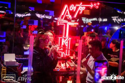 ภาพบรรยากาศ Ink​ Waruntorn​ Feat.​ Pod​ Moderndog Special Concert ที่ร้าน Atmos On Top — photo 134