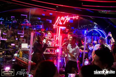 ภาพบรรยากาศ Ink​ Waruntorn​ Feat.​ Pod​ Moderndog Special Concert ที่ร้าน Atmos On Top — photo 135