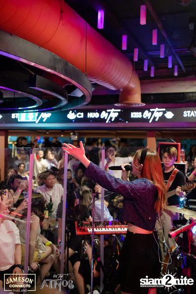 ภาพบรรยากาศ Ink​ Waruntorn​ Feat.​ Pod​ Moderndog Special Concert ที่ร้าน Atmos On Top — photo 143