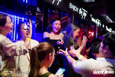 ภาพบรรยากาศ Ink​ Waruntorn​ Feat.​ Pod​ Moderndog Special Concert ที่ร้าน Atmos On Top — photo 144