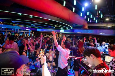 ภาพบรรยากาศ Ink​ Waruntorn​ Feat.​ Pod​ Moderndog Special Concert ที่ร้าน Atmos On Top — photo 145