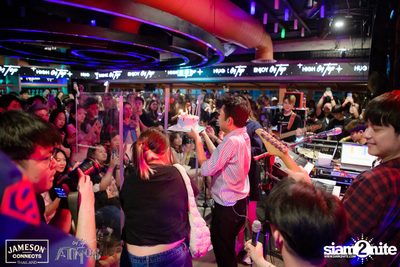 ภาพบรรยากาศ Ink​ Waruntorn​ Feat.​ Pod​ Moderndog Special Concert ที่ร้าน Atmos On Top — photo 149