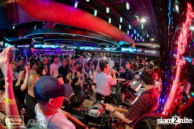 ภาพบรรยากาศ Ink​ Waruntorn​ Feat.​ Pod​ Moderndog Special Concert ที่ร้าน Atmos On Top — photo 153