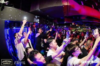 ภาพบรรยากาศ Ink​ Waruntorn​ Feat.​ Pod​ Moderndog Special Concert ที่ร้าน Atmos On Top — photo 154