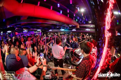 ภาพบรรยากาศ Ink​ Waruntorn​ Feat.​ Pod​ Moderndog Special Concert ที่ร้าน Atmos On Top — photo 155
