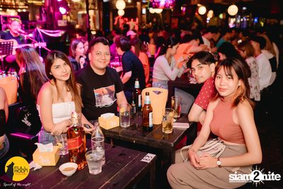 ภาพบรรยากาศคอนเสิร์ต Klear ที่ร้าน Fullmoon Terrace & Bar — photo 40
