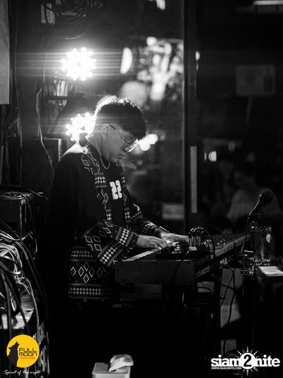ภาพบรรยากาศคอนเสิร์ต Klear ที่ร้าน Fullmoon Terrace & Bar — photo 147