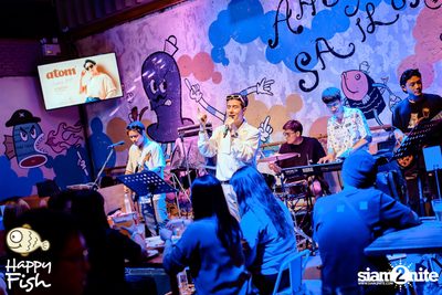 ภาพบรรยากาศคอนเสิร์ต Atom ที่ร้าน Happy Fish Asiatique — photo 63