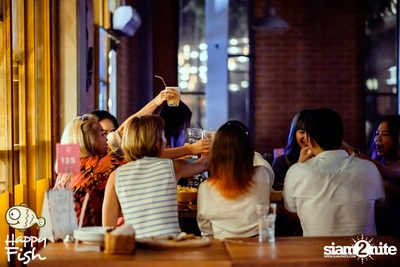 ภาพบรรยากาศคอนเสิร์ต Atom ที่ร้าน Happy Fish Asiatique — photo 74