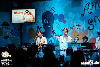 ภาพบรรยากาศคอนเสิร์ต Atom ที่ร้าน Happy Fish Asiatique — photo 77