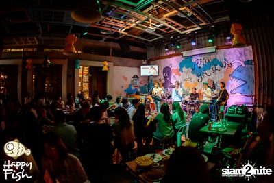 ภาพบรรยากาศคอนเสิร์ต Atom ที่ร้าน Happy Fish Asiatique — photo 80
