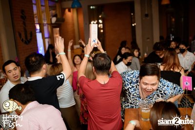 ภาพบรรยากาศคอนเสิร์ต Atom ที่ร้าน Happy Fish Asiatique — photo 120