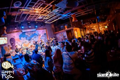ภาพบรรยากาศคอนเสิร์ต Atom ที่ร้าน Happy Fish Asiatique — photo 135