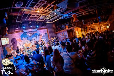 ภาพบรรยากาศคอนเสิร์ต Atom ที่ร้าน Happy Fish Asiatique — photo 136