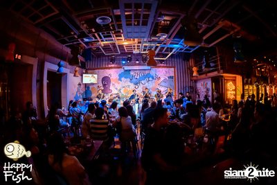 ภาพบรรยากาศคอนเสิร์ต Atom ที่ร้าน Happy Fish Asiatique — photo 137