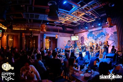 ภาพบรรยากาศคอนเสิร์ต Atom ที่ร้าน Happy Fish Asiatique — photo 138
